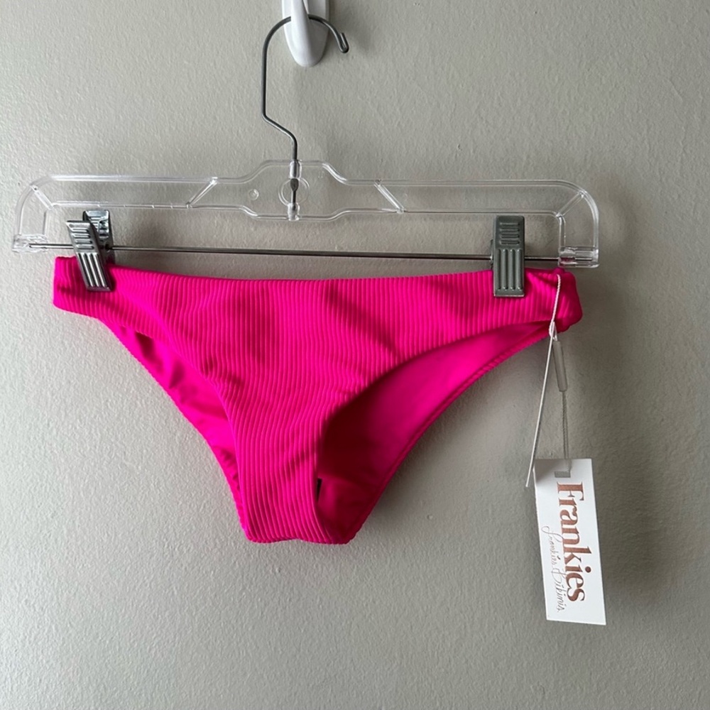 NWT Frankie’s Bikinis Hannalei Ribbed Cheeky Fuschia Bottom